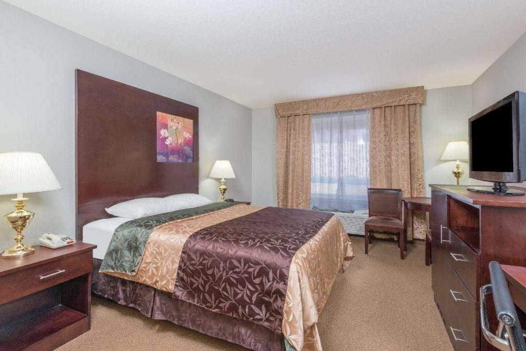 Super 8 By Wyndham Innisfail Buitenkant foto